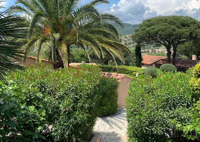 Casa de Férias Bellevue Maxime Un Ecrin De Verdure Au Coeur Du Semaphore Piscine Xxl Sainte-Maxime